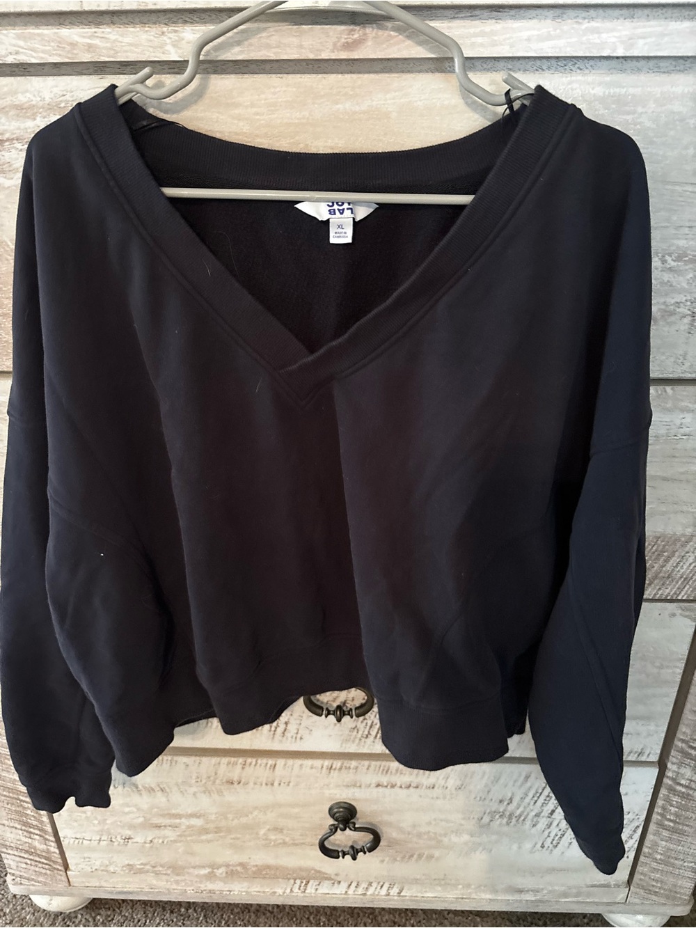 JoyLab Black V-Neck Cropped Pullover Sweatshirt